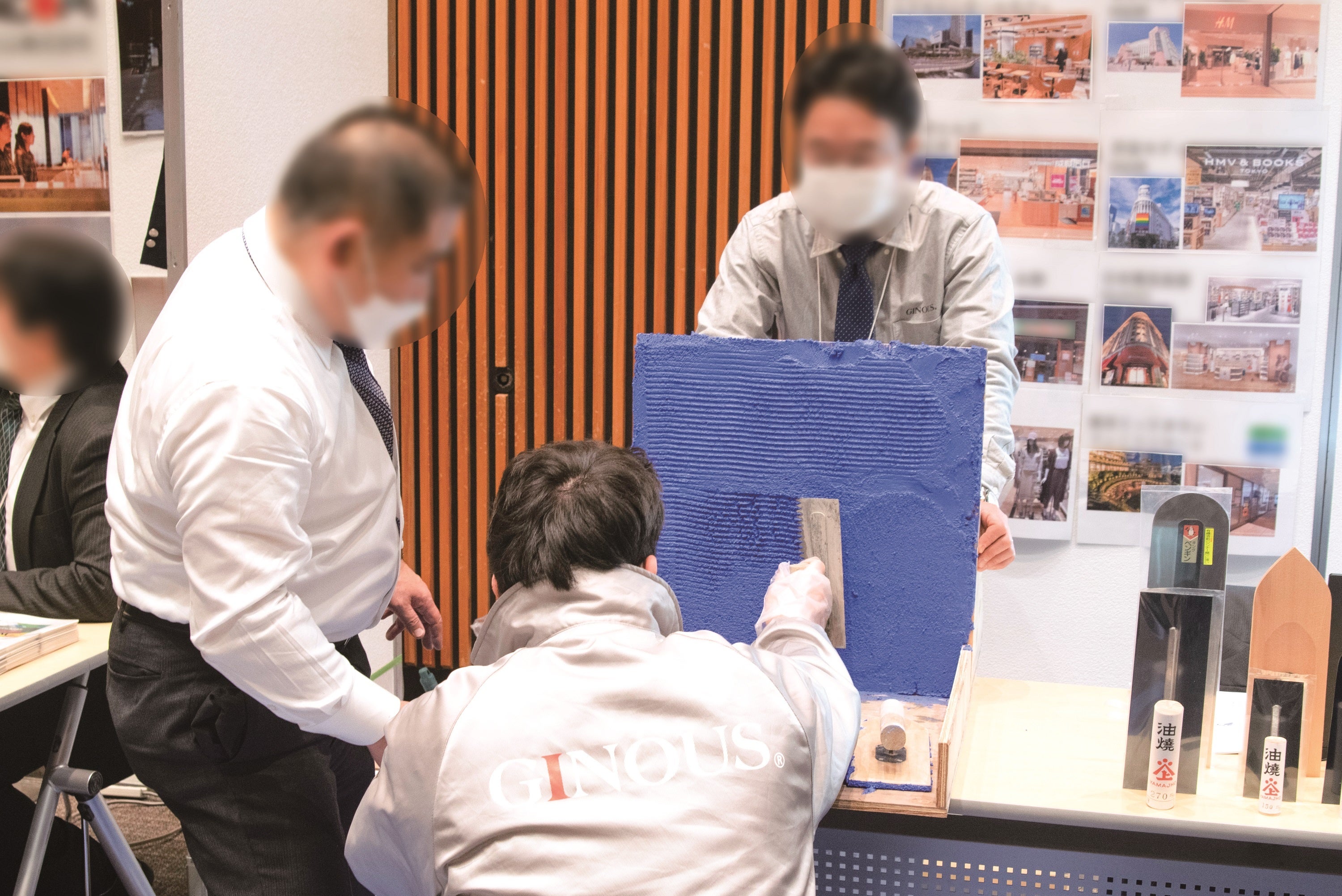 ▲建設業：壁材を塗る、左官工事体験を行っています。