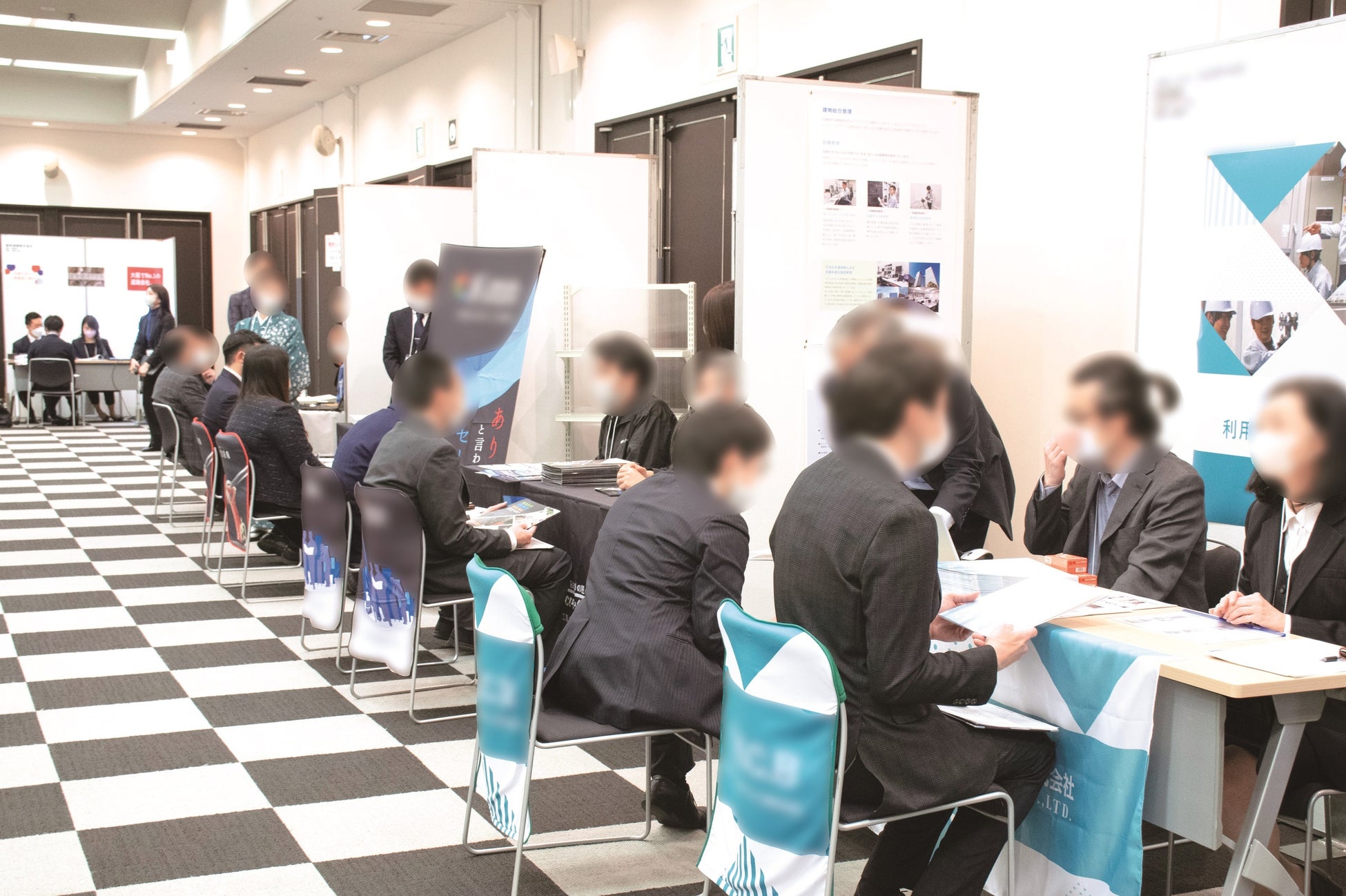 ▲会場の様子:先生が企業ブースを回り情報交換します。