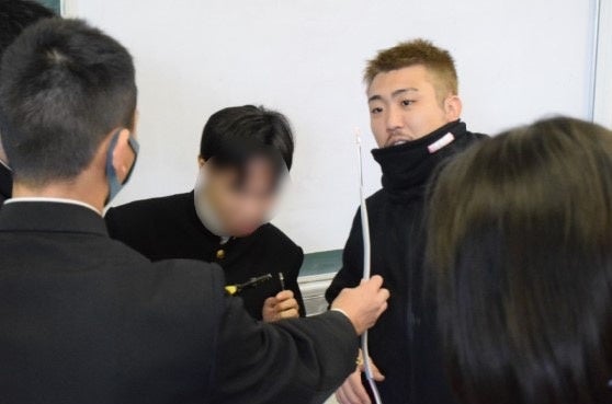 ▲電線の加工体験の様子（藤原電機株式会社 様）