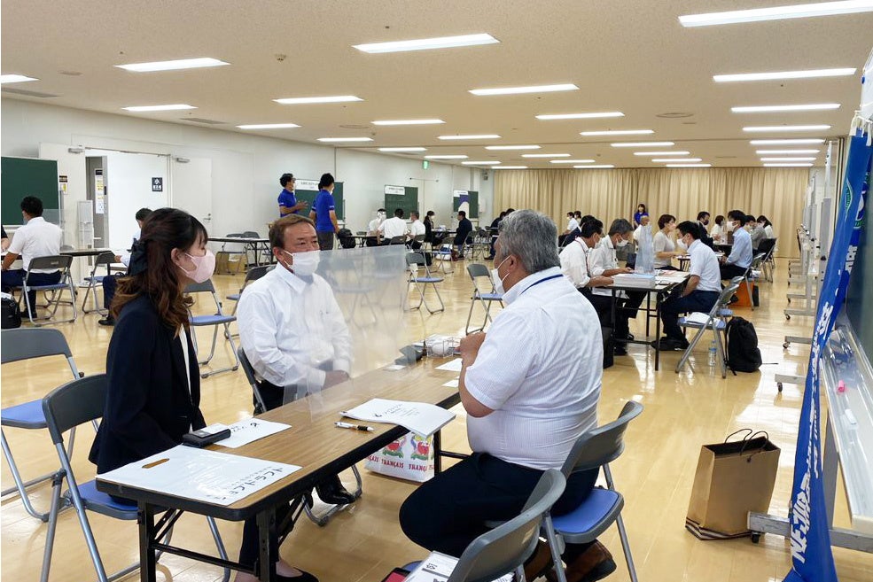 〈兵庫会場・採用担当者と先生が熱心に情報共有している様子〉