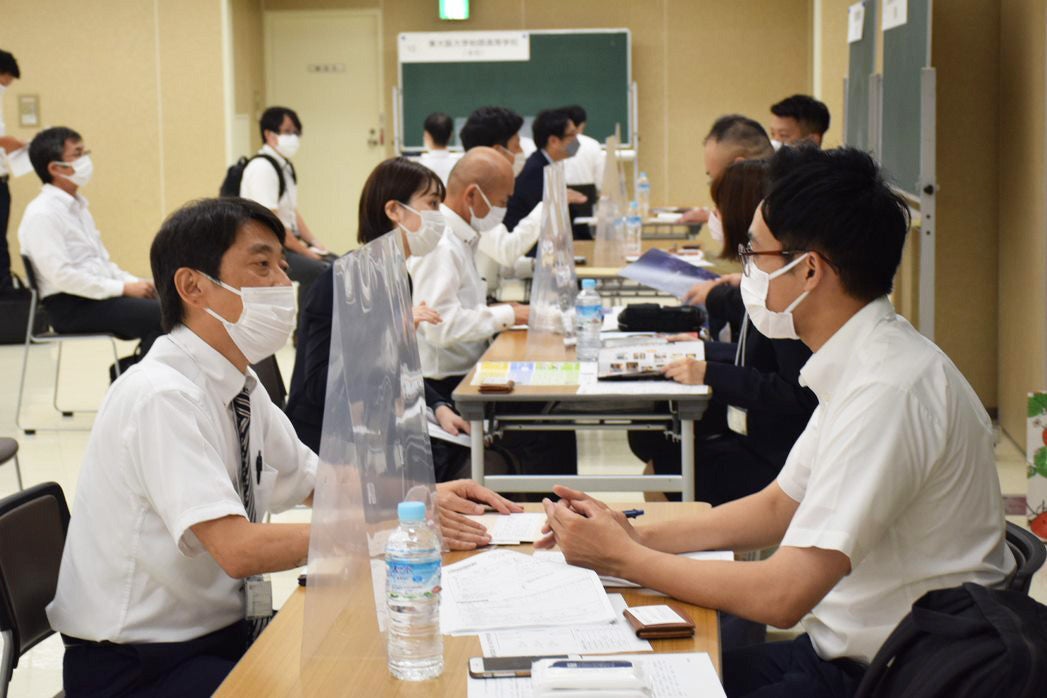 ＜大阪会場・先生と採用担当者が一対一で交流している様子＞