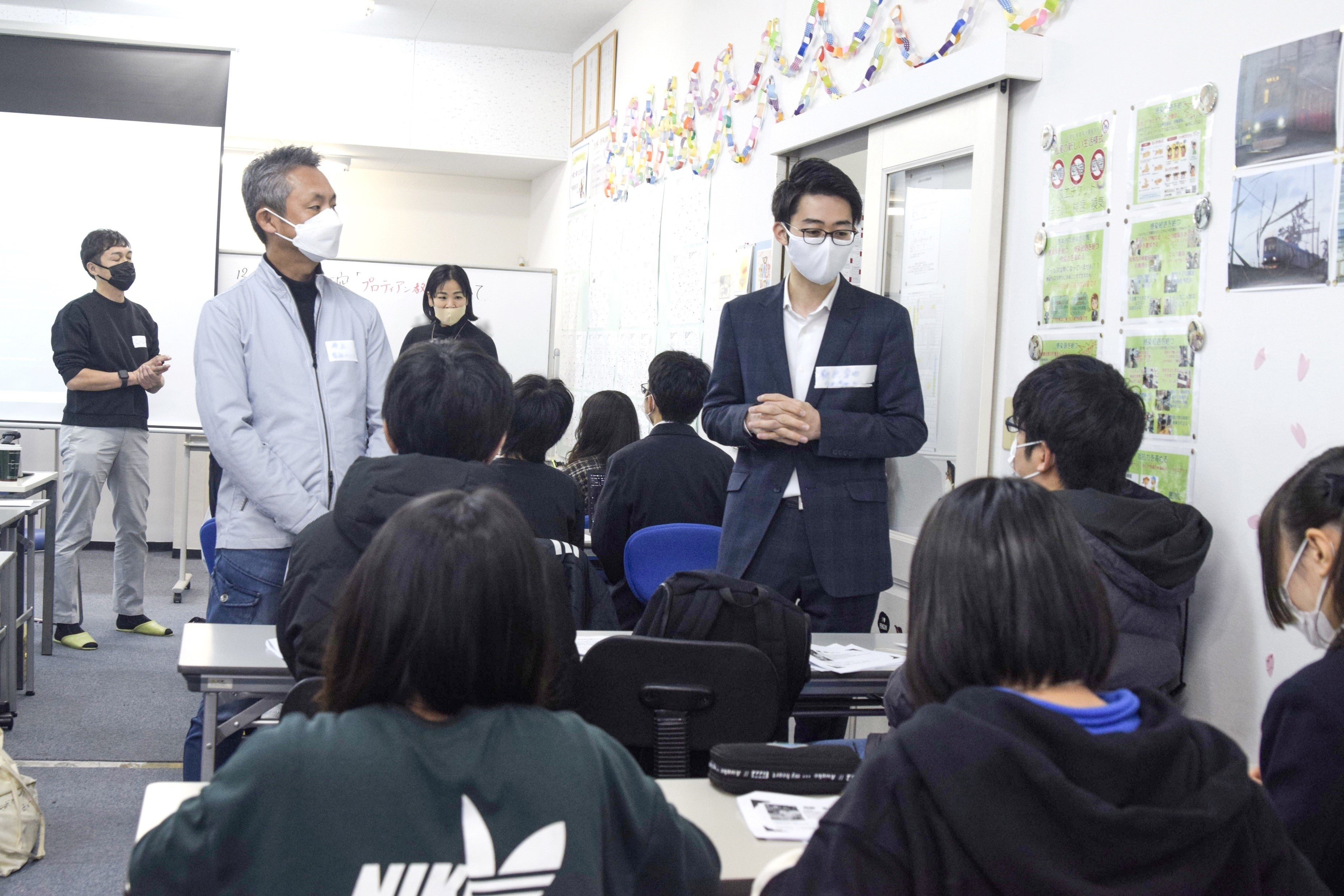 ▲座談会の様子 講師陣も自身の好きなものや高校生時代の話をし、生徒からは様々な質問をしてもらいました。