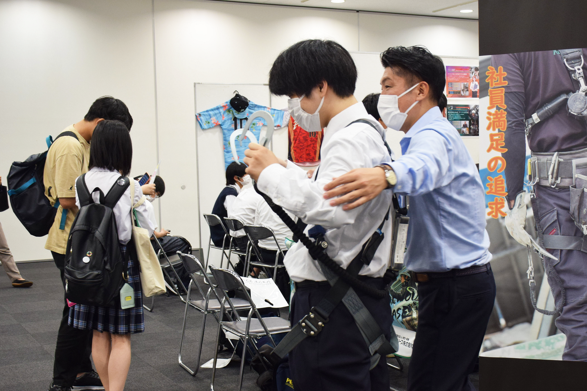 ▲建設現場のハーネス装備品の試着体験