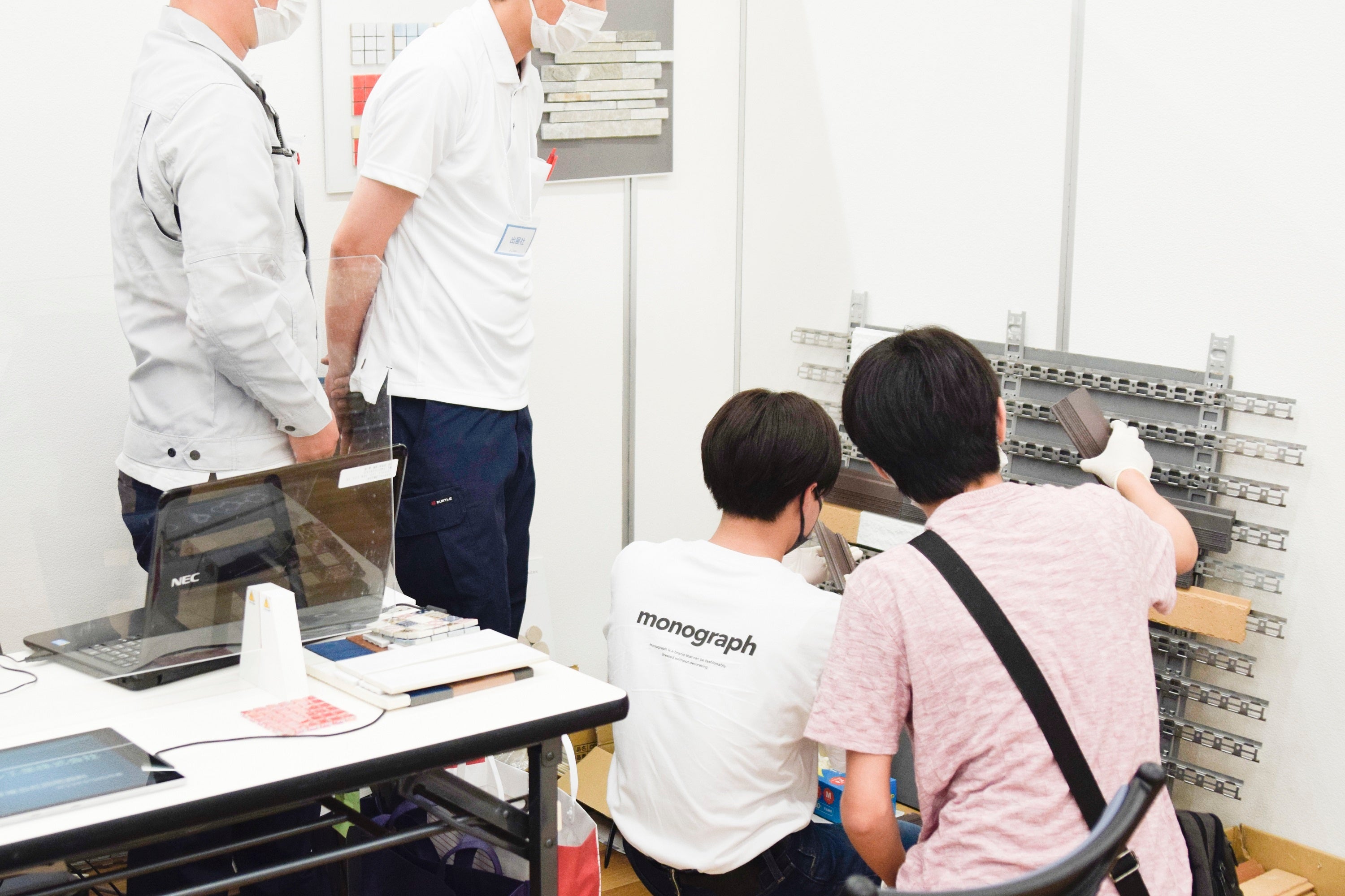 ▲外装タイルの組み立て体験