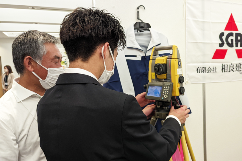 建設会社の測量器体験