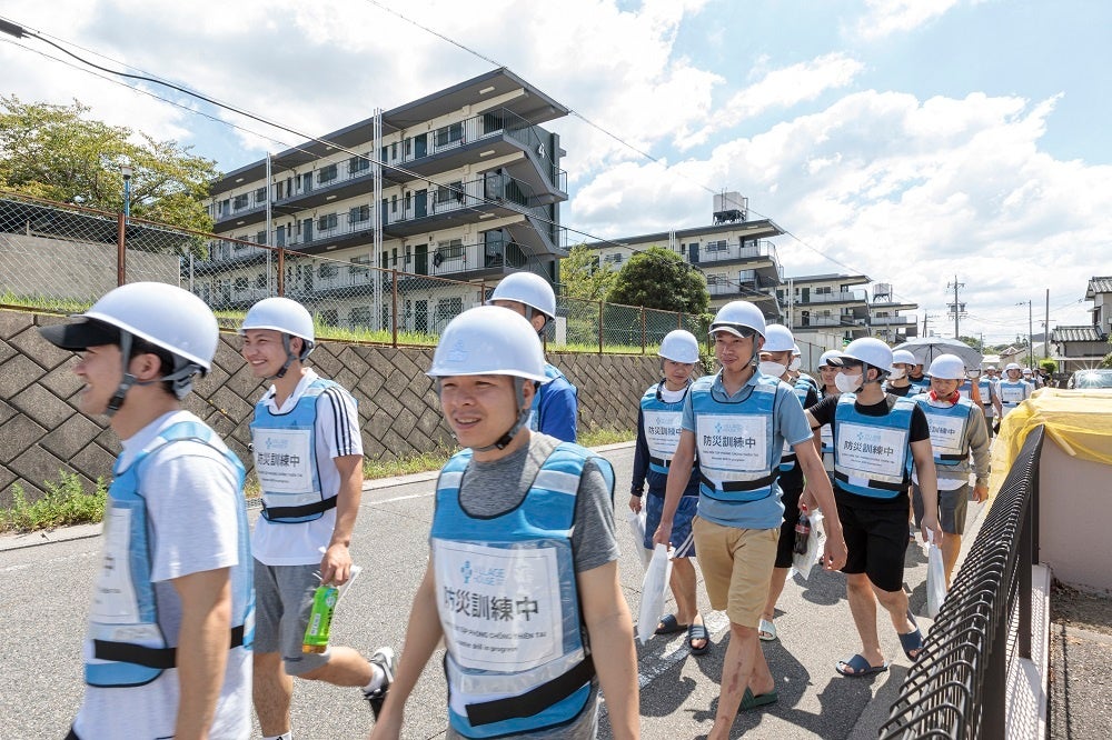 ヘルメットをかぶり避難所までの経路を確認