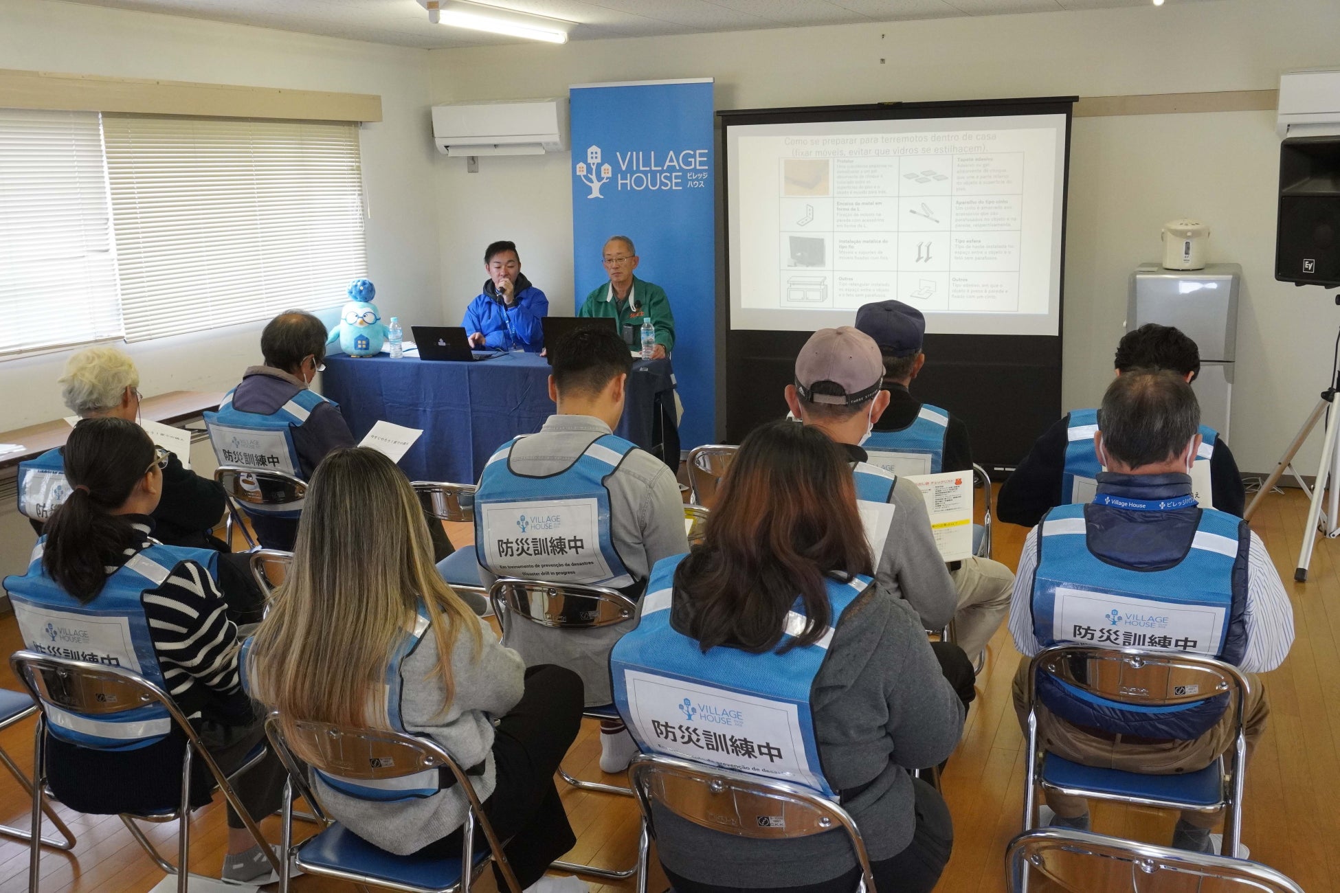 地震発生時の初動や自宅での備えを学ぶ参加者