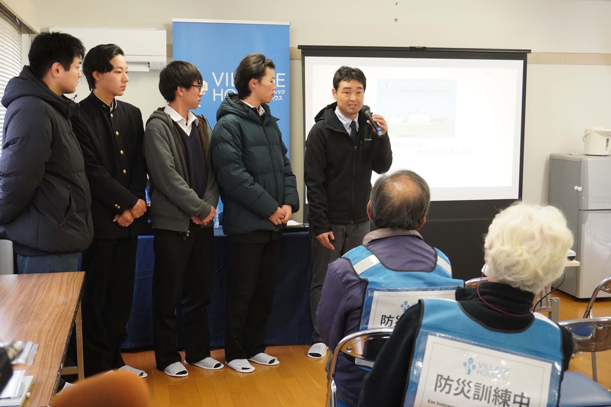 協力高校より、「かまどベンチ」製作について説明