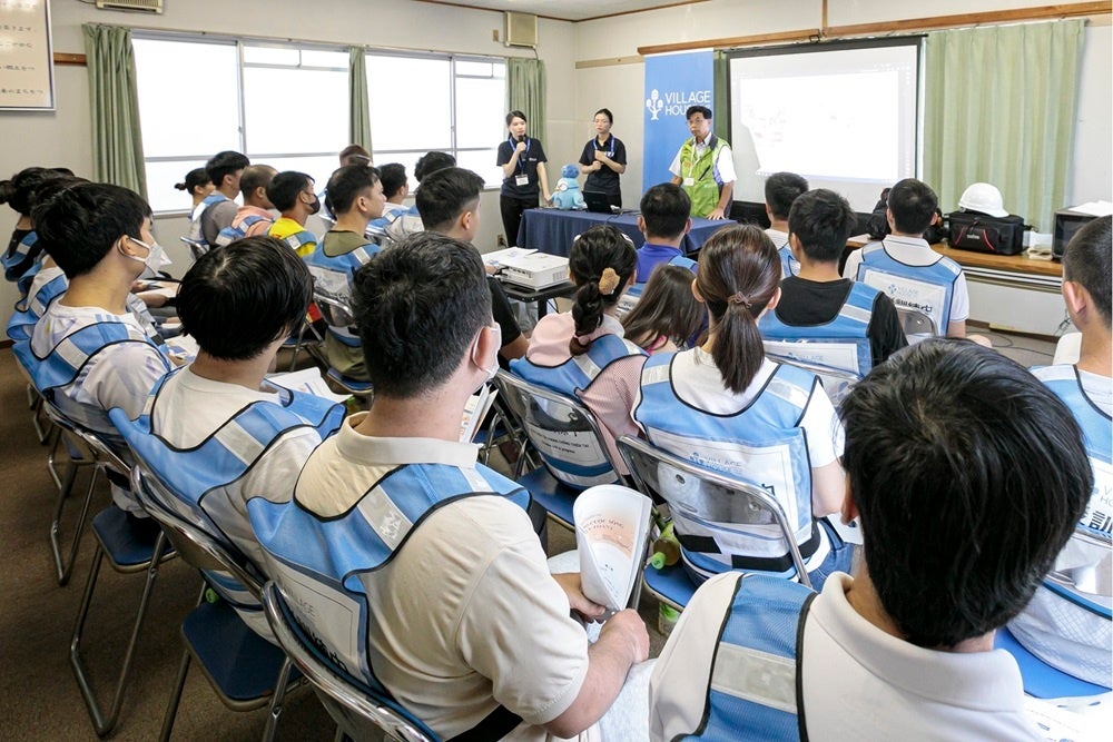 真剣に講義を受けるベトナム人の参加者たち