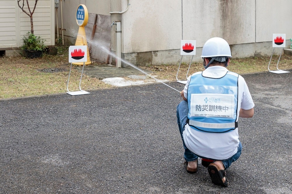 消火器で消火訓練