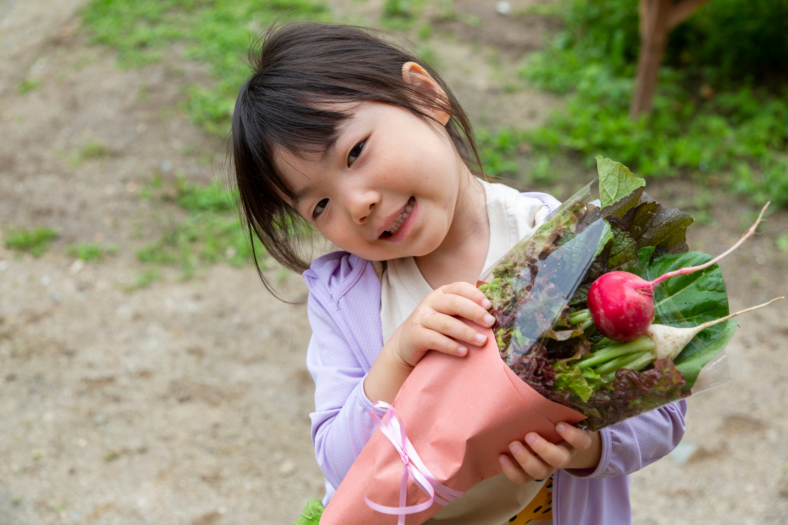 収穫した野菜で贈り物にピッタリサラダブーケ作り