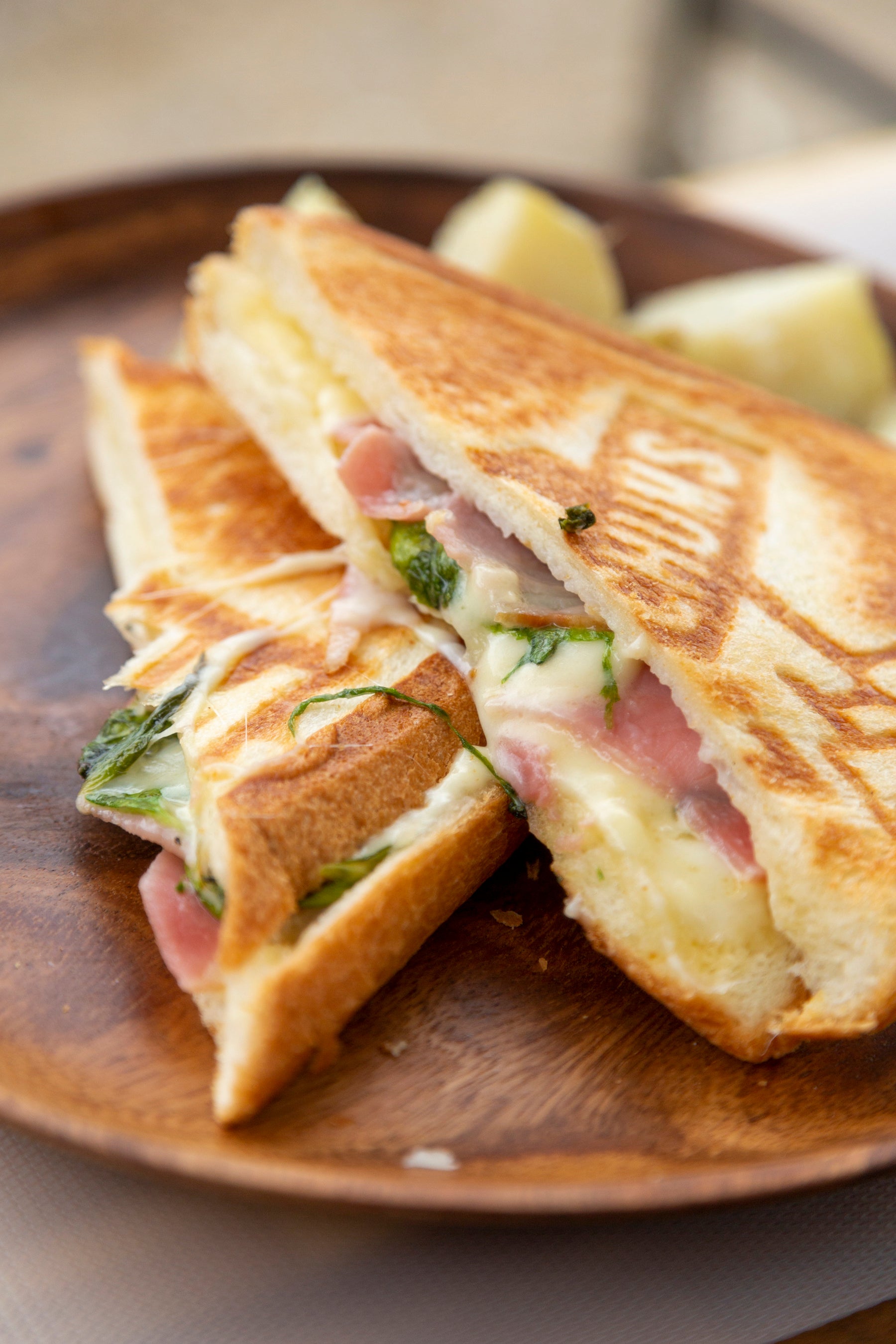 畑のレタスなどを収穫してオリジナルのホットサンド作り