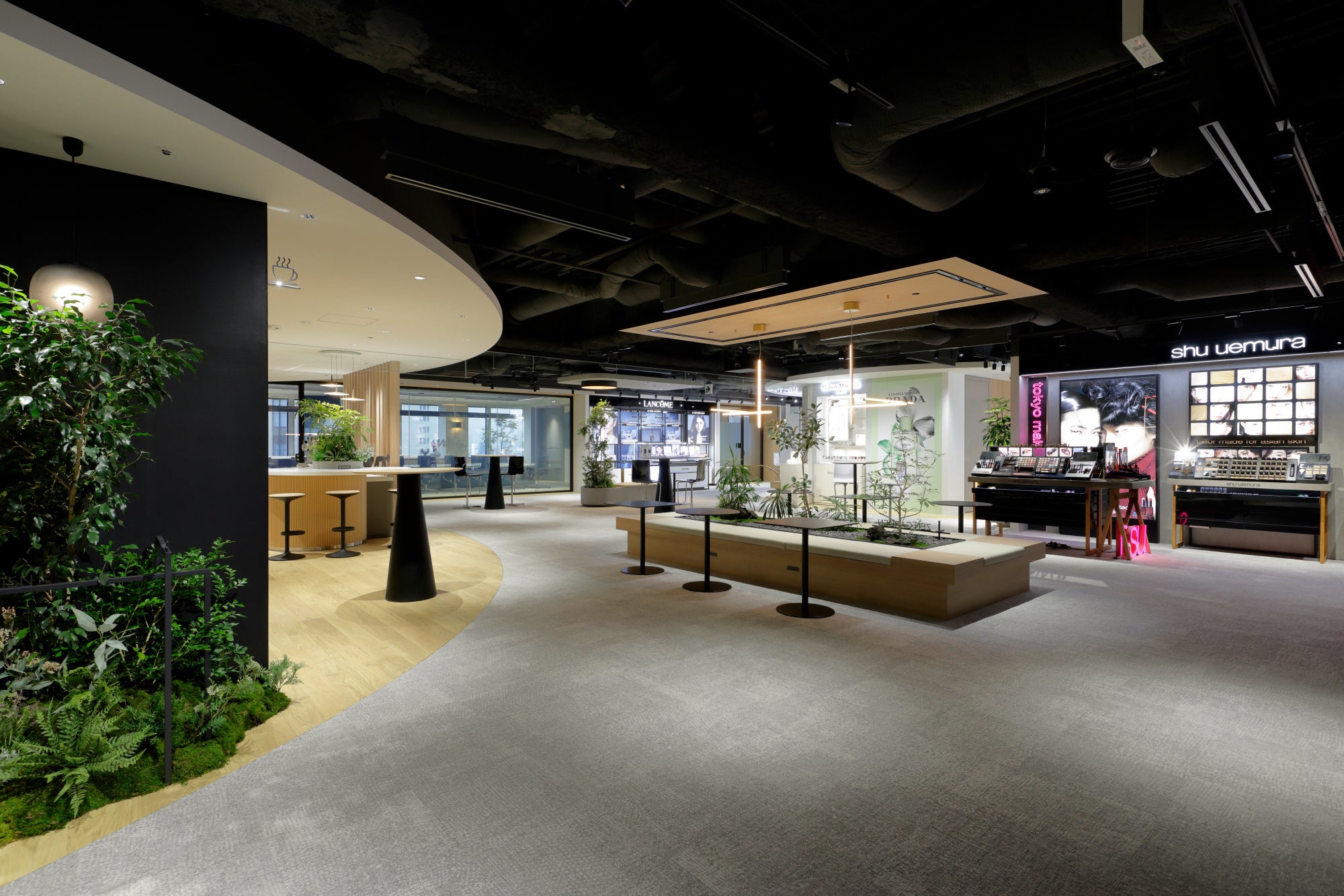 店頭と同様の什器を配したオフィスエリア