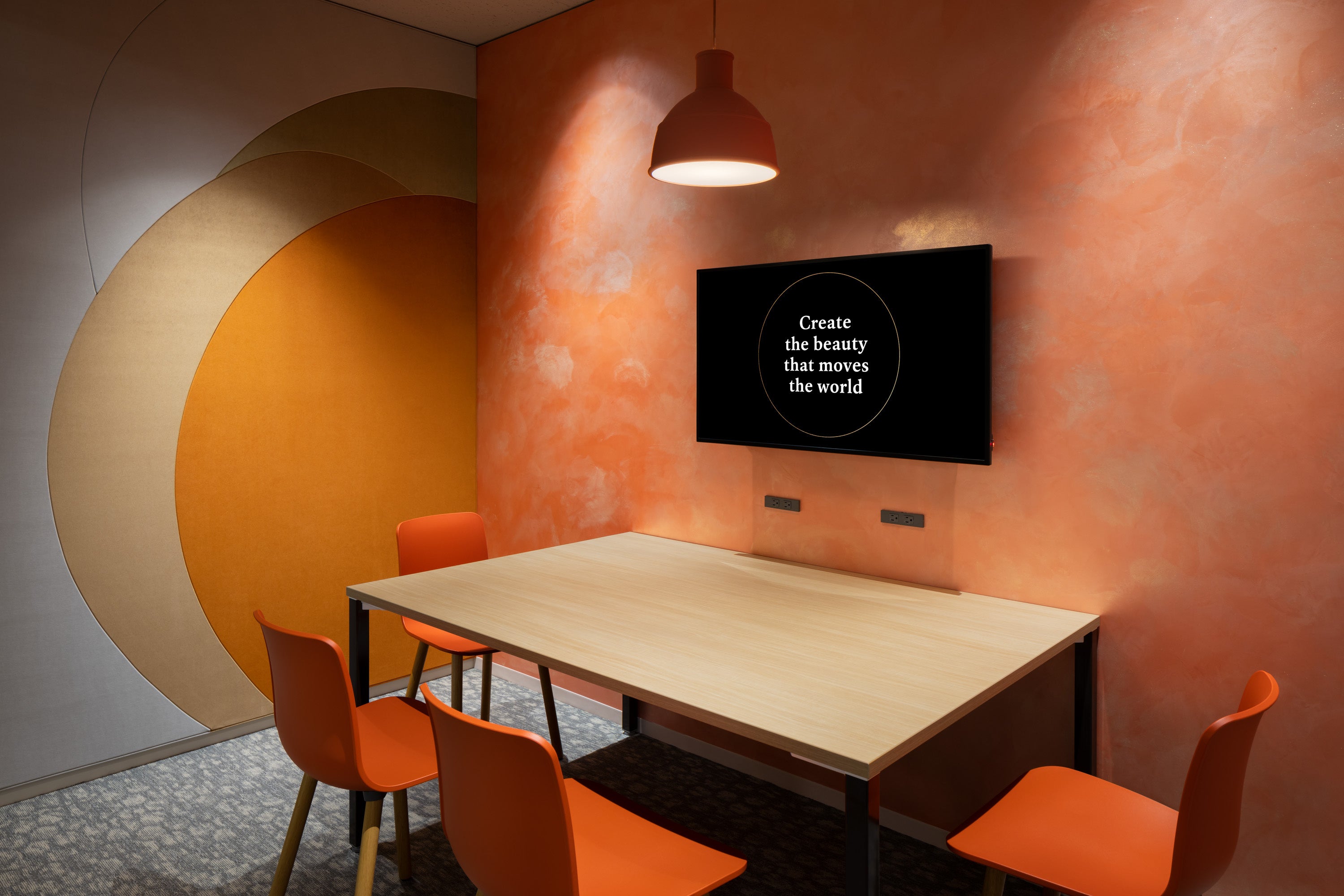 リップグロス等を壁面に使用した会議室