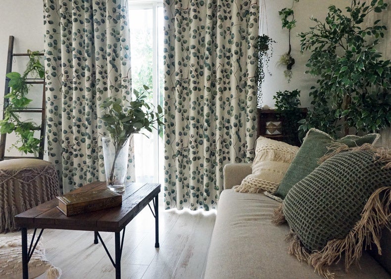 おしゃれなボタニカルデザインの遮光カーテン　＜ユーカリプタス＞