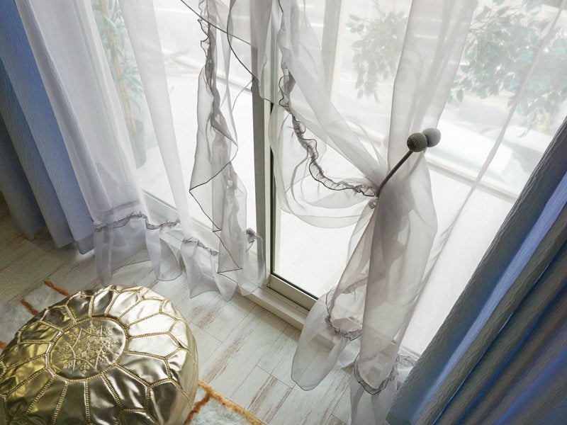 オーガンジーレースに華やかなＬ字のフリル付き