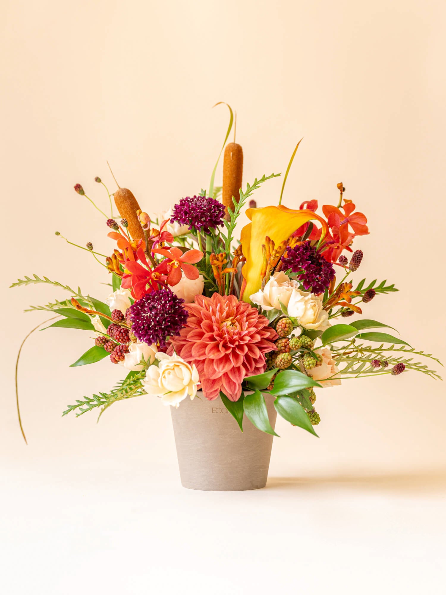 ダリアのアンティークなアレンジメント