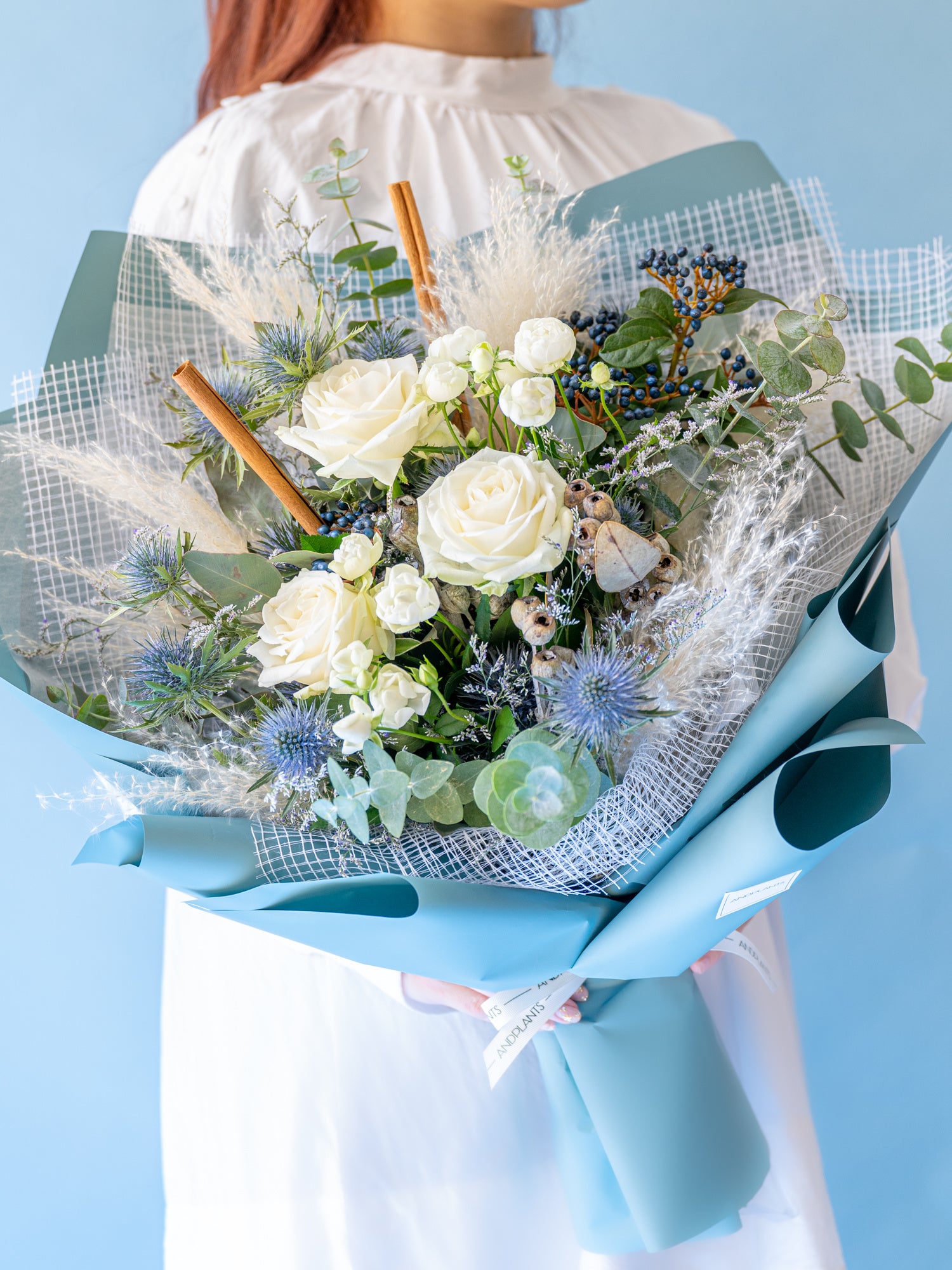 ホワイトローズのクラシカルな生花ブーケL