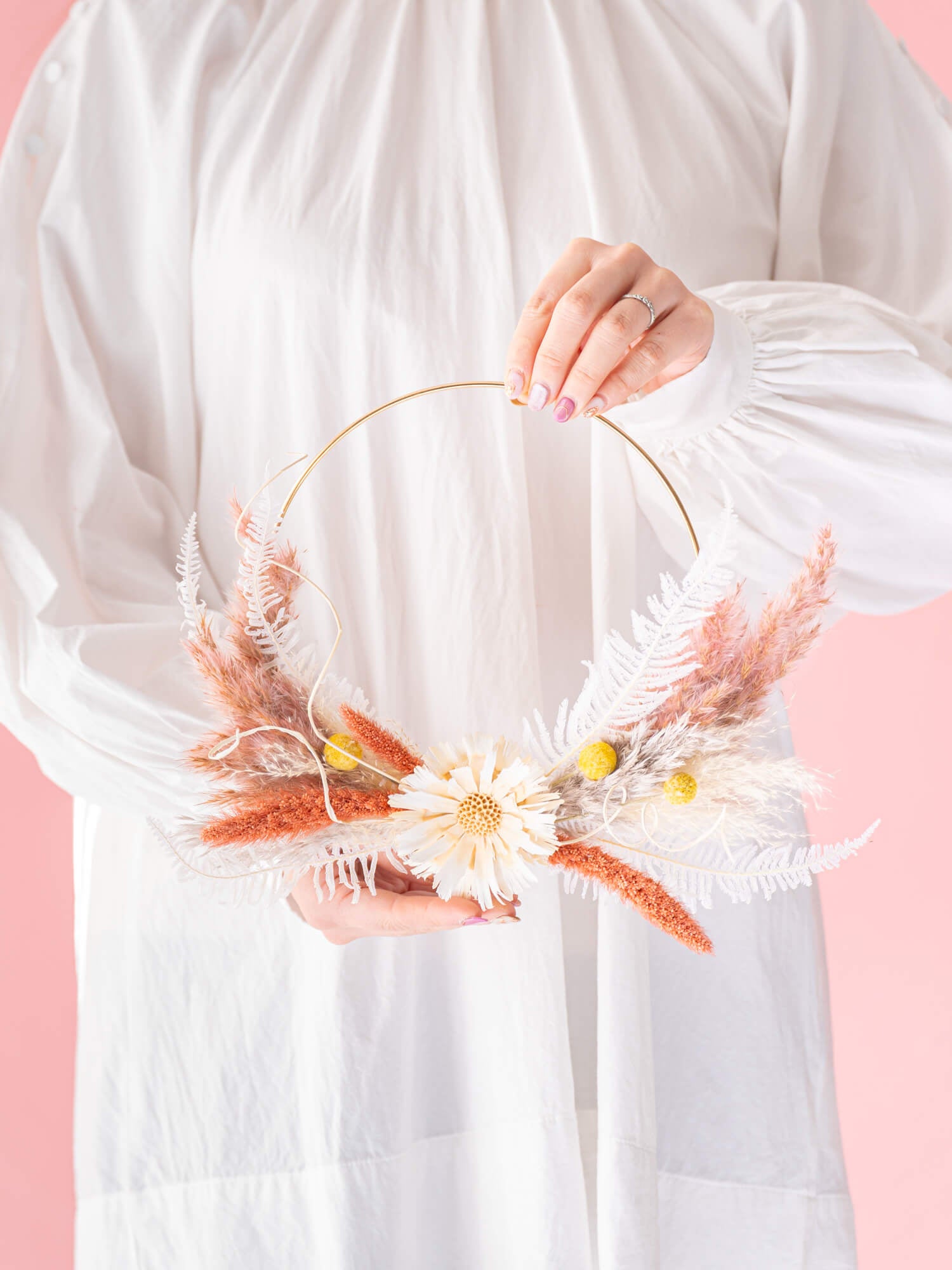 コーラルピンクのドライフラワーフープオブジェ
