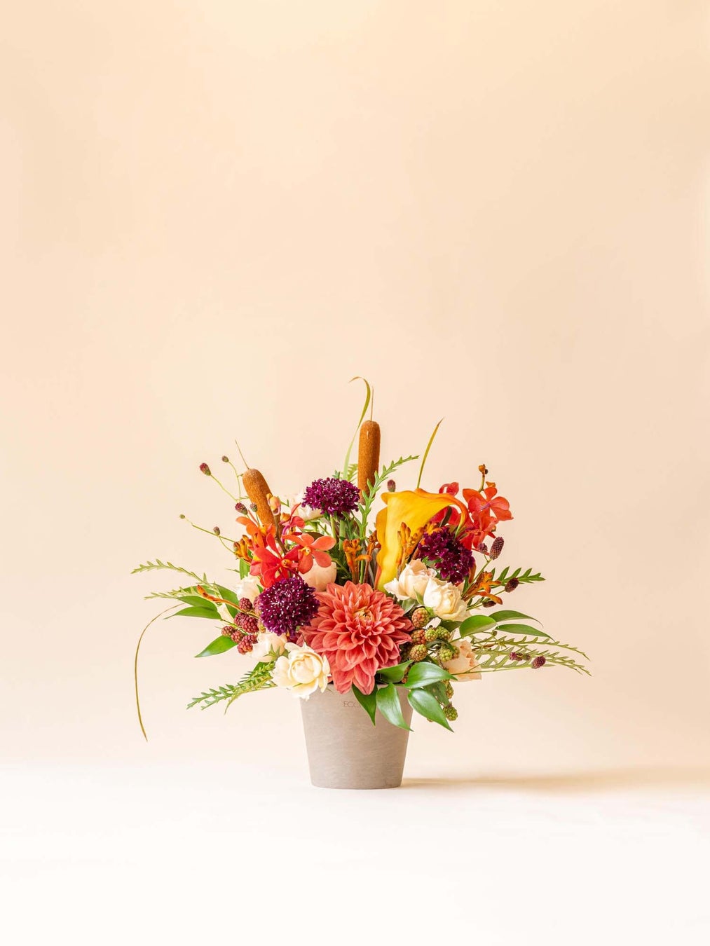 ダリアのアンティークなアレンジメント