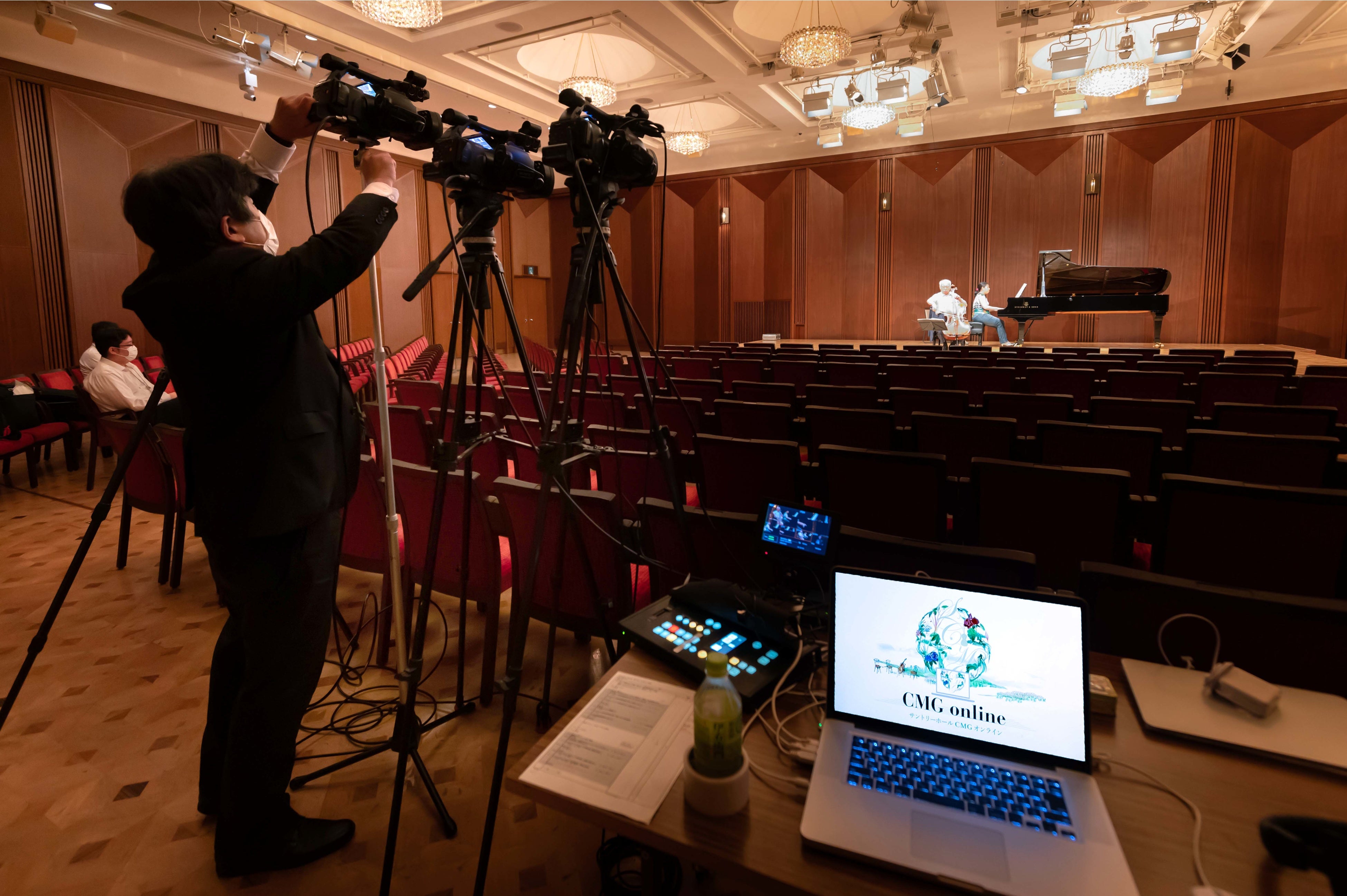 オンライン配信風景　演奏中の表情・息遣いまで何度でも繰り返しご視聴いただけます。