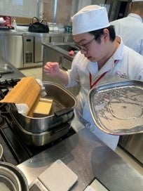 日本料理の五法（切る・煮る・焼く・蒸す・揚げる）を学ぶ実践授業
