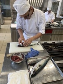 日本料理の五法（切る・煮る・焼く・蒸す・揚げる）を学ぶ実践授業