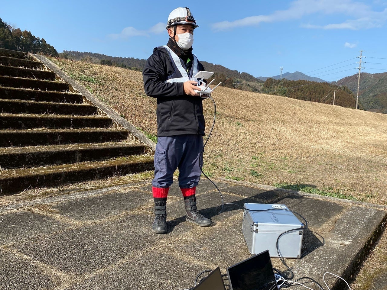 ドローン撮影を行っている河川敷