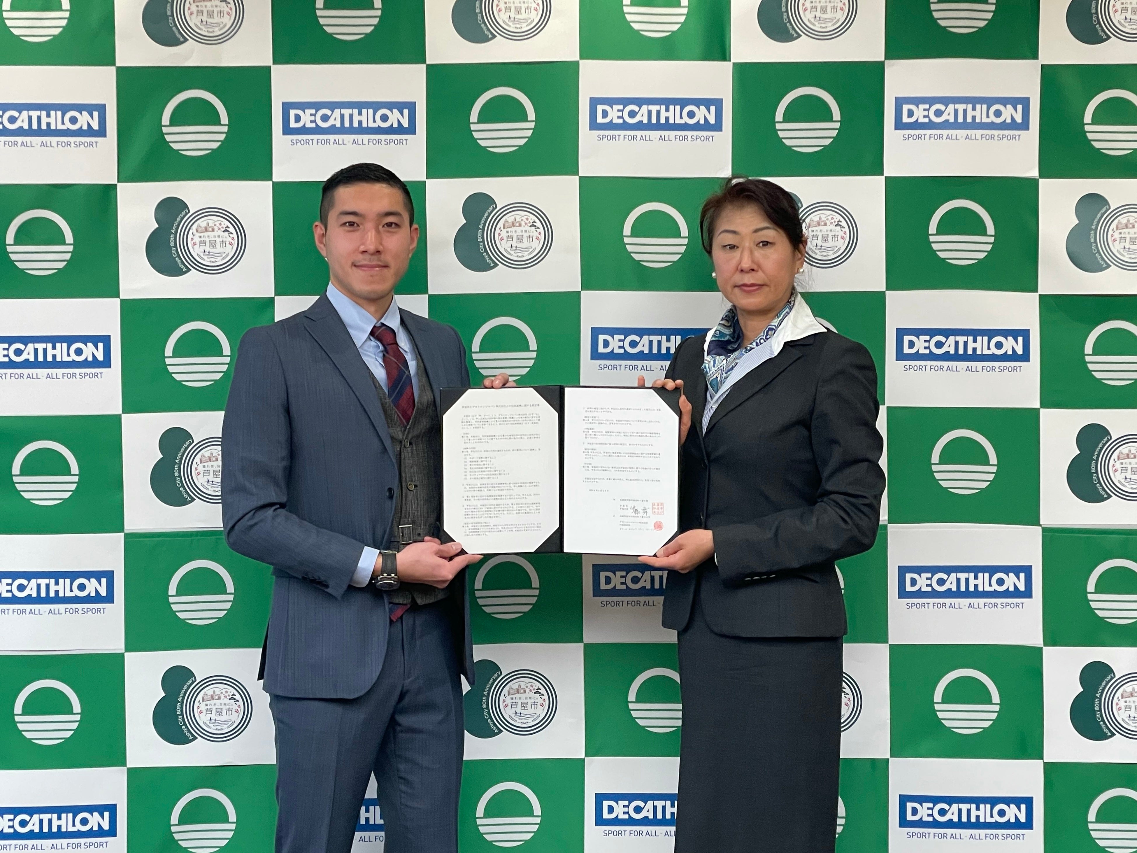 写真右：伊藤市長　写真左：デカトロン西宮店店長西川