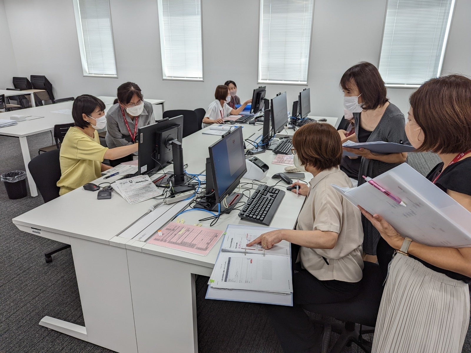 新拠点にて研修中のスタッフ