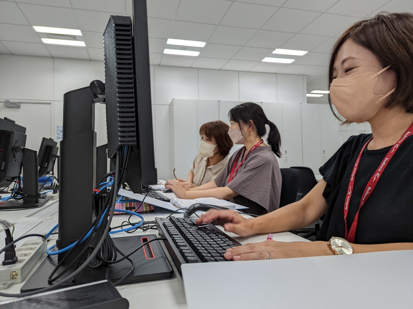 新拠点にて研修中のスタッフ