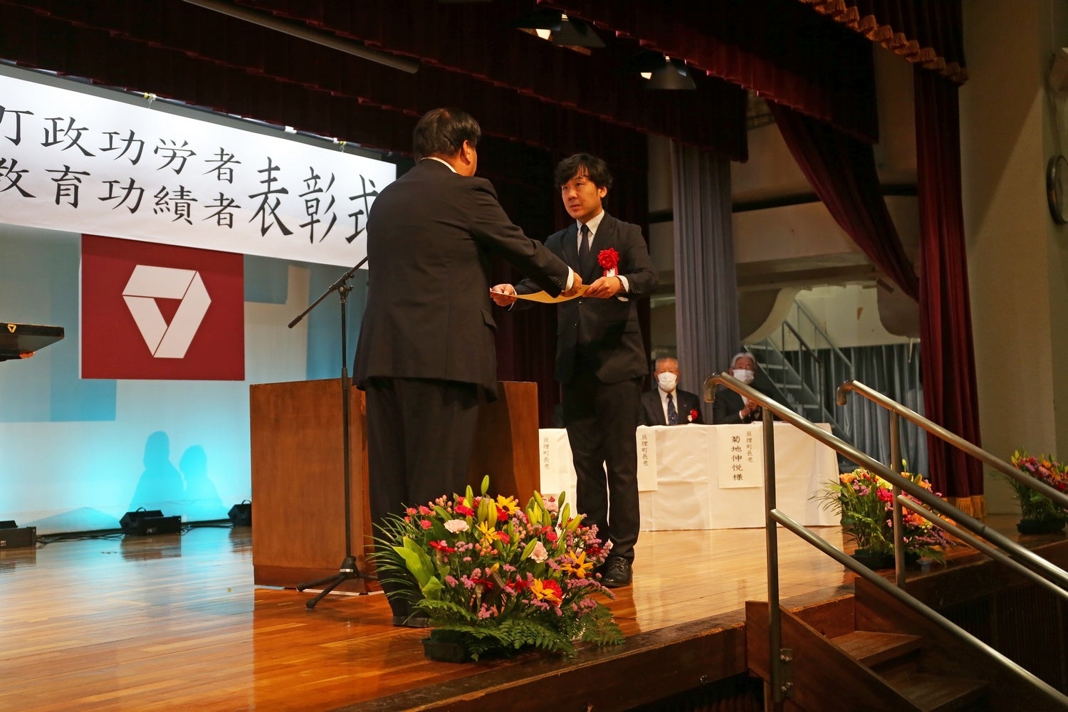 亘理町 山田町長より当社代表執行役社長 山田（右）が感謝状を拝受