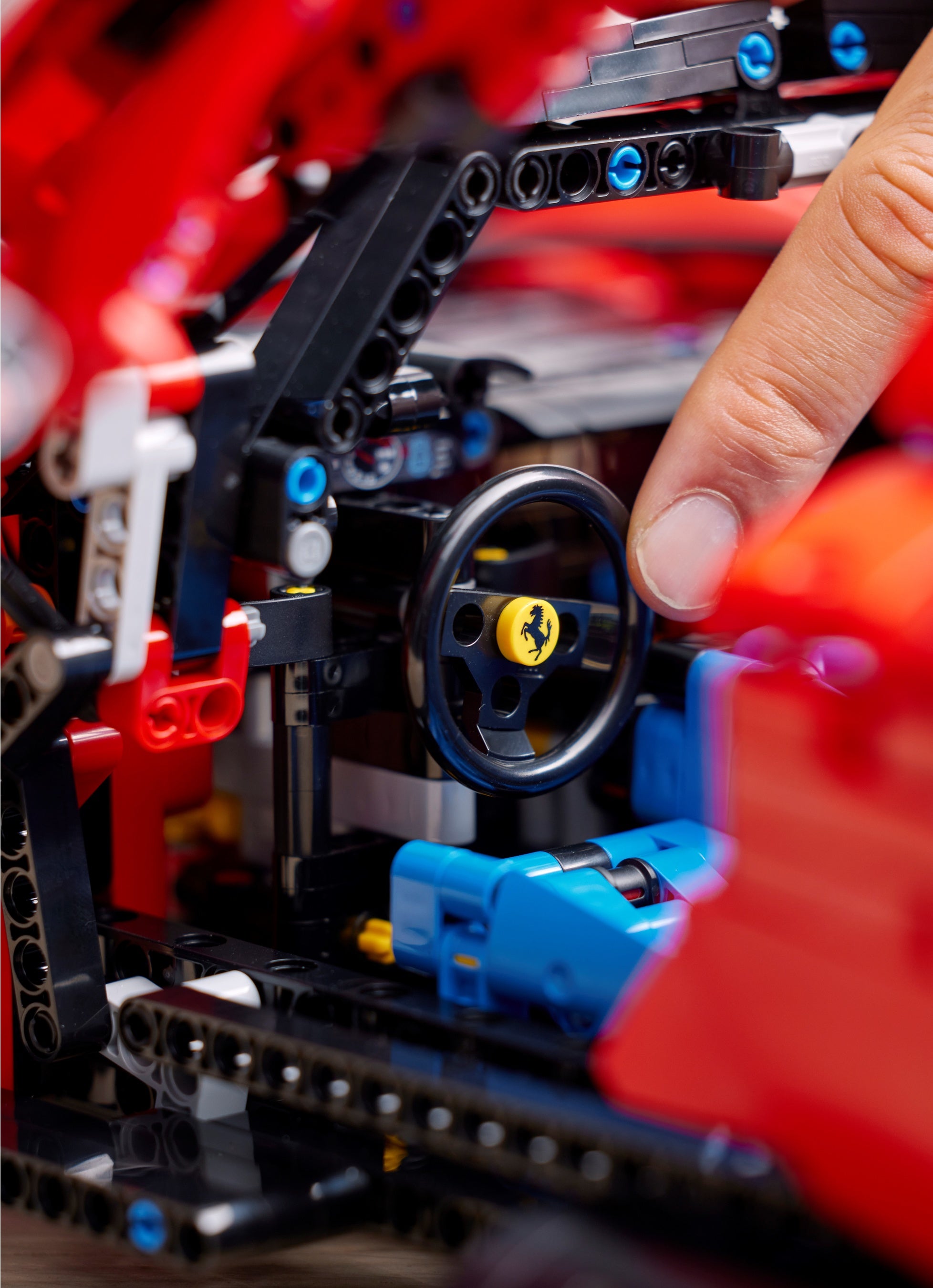 跳ね馬のエンブレムが付いたステアリングホイールのあるコクピットやV12エンジンなどディテールを再現