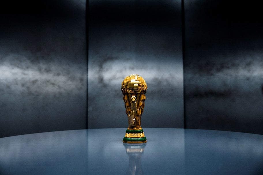 レゴ®エディション FIFAワールドカップ™ 公式トロフィー」2025年12月3 レゴ®エディション FIFAワールドカップ™ 公式トロフィー」2025年12月3