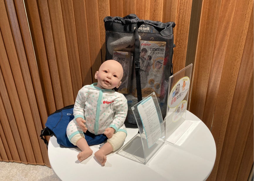 避難体験コーナー（体験した方からは「重い」「避難所に行くのを諦めたくなりそう」などの声も）