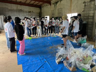 ▲10月23日(日)が雨天だったため、屋内にてビーチの砂に含まれるマイクロプラスチックを抽出するワークと事前にビーチで集めた実際の漂着ごみの仕分けにチャレンジするワークを行いました。