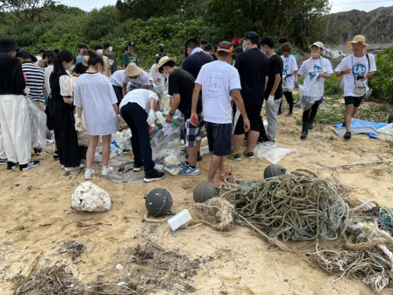 ▲10月22日(土)は複数名でチームに分かれてビーチに漂着したごみを回収しました。回収後は仕分け作業も行いましたが、様々な種類のごみが漂着していることに驚きの声があがっていました。
