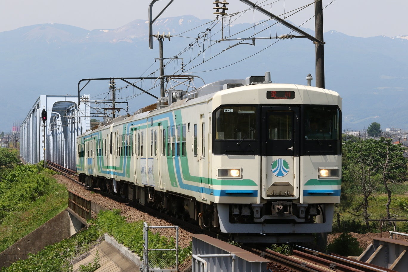 運転体験をする8100形の旧型車両