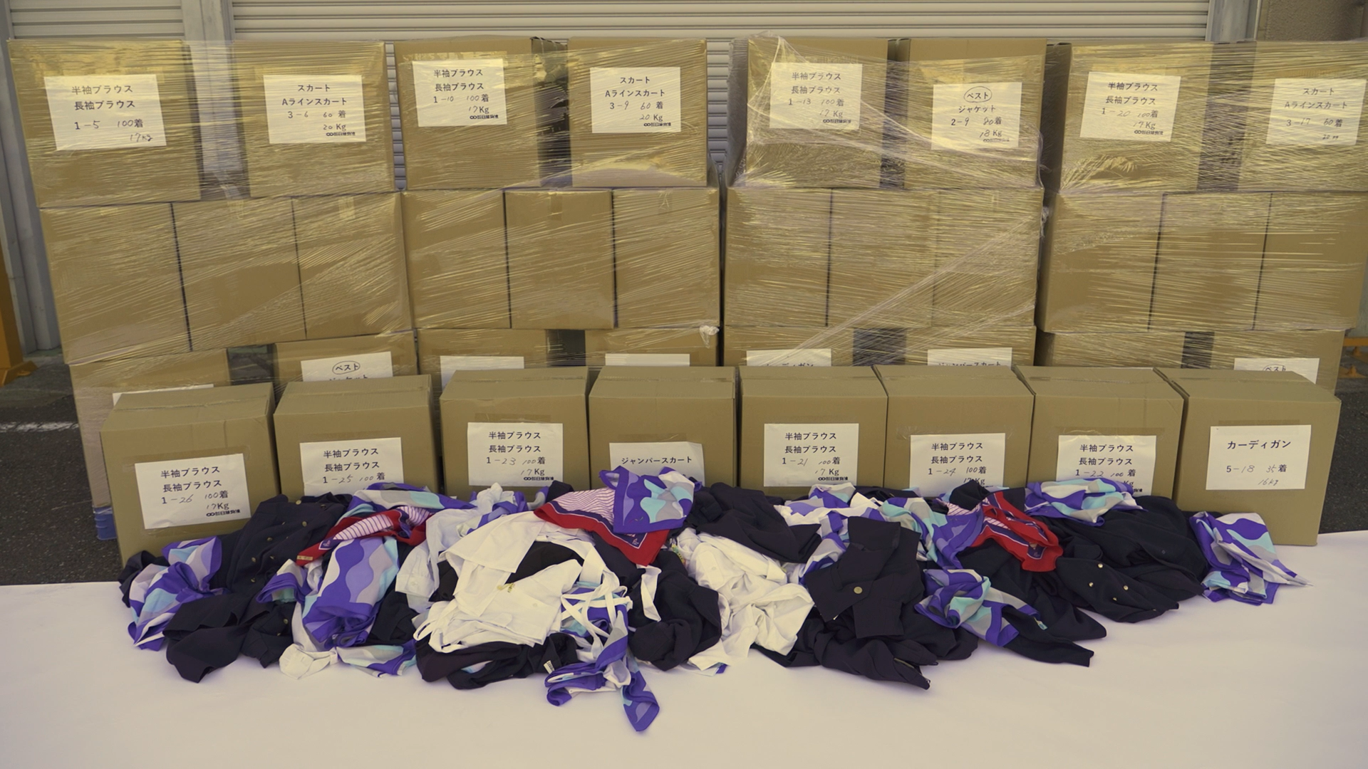 グループ全体から集めた制服から、約7000個のコースターを作りました。