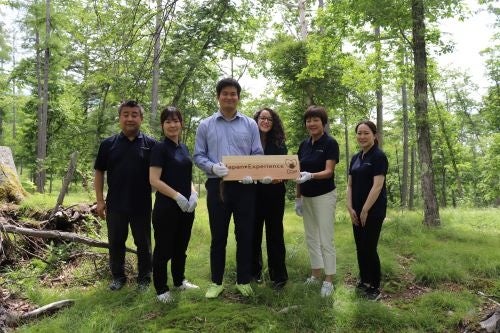 ▲７月６日（木）、アルピコグループ所有の山林での植樹を行った両社の参加メンバー