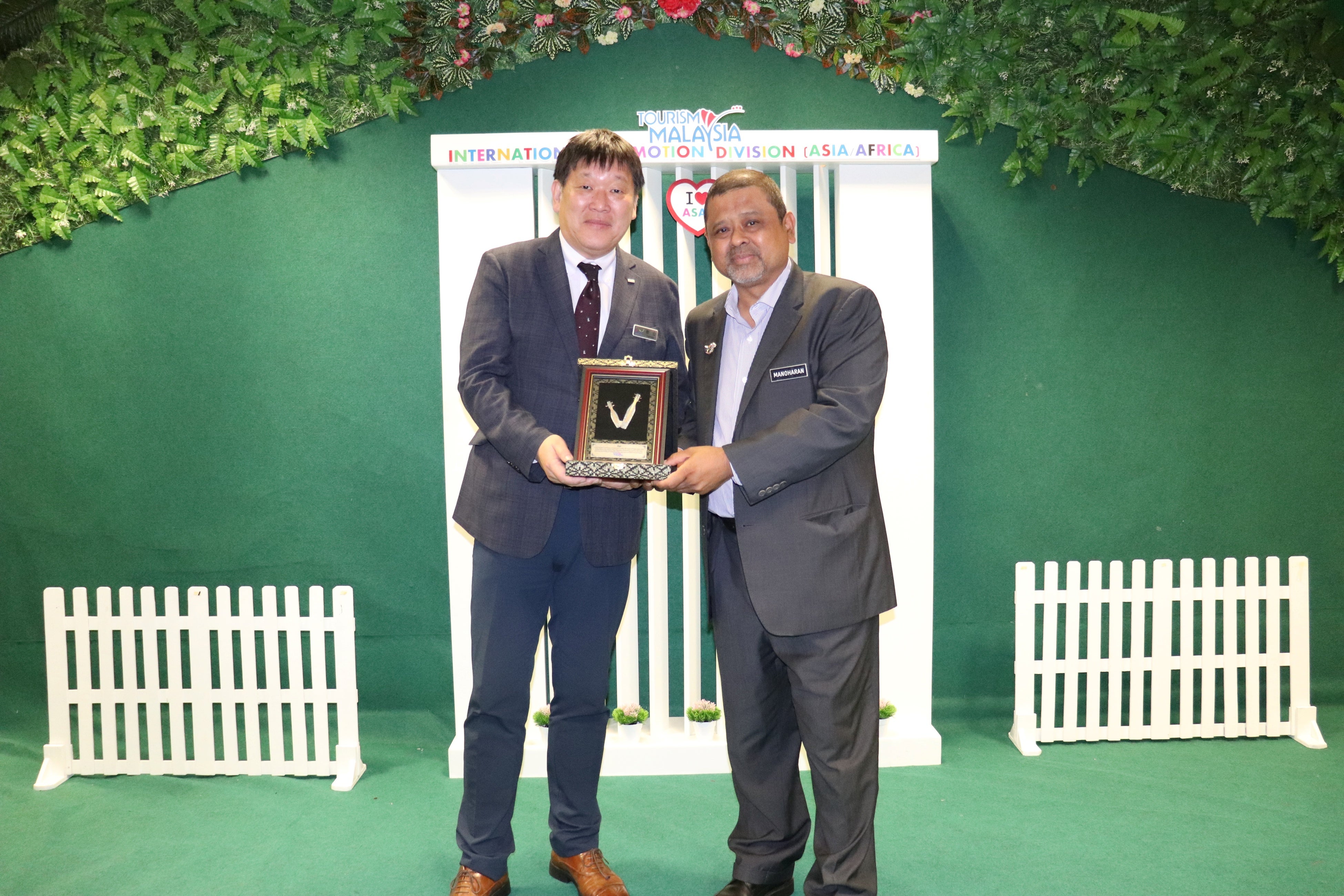 日本旅行　取締役兼執行役員　秋山 秀之（左）とマレーシア政府観光局本局 マノハラン局長（右）