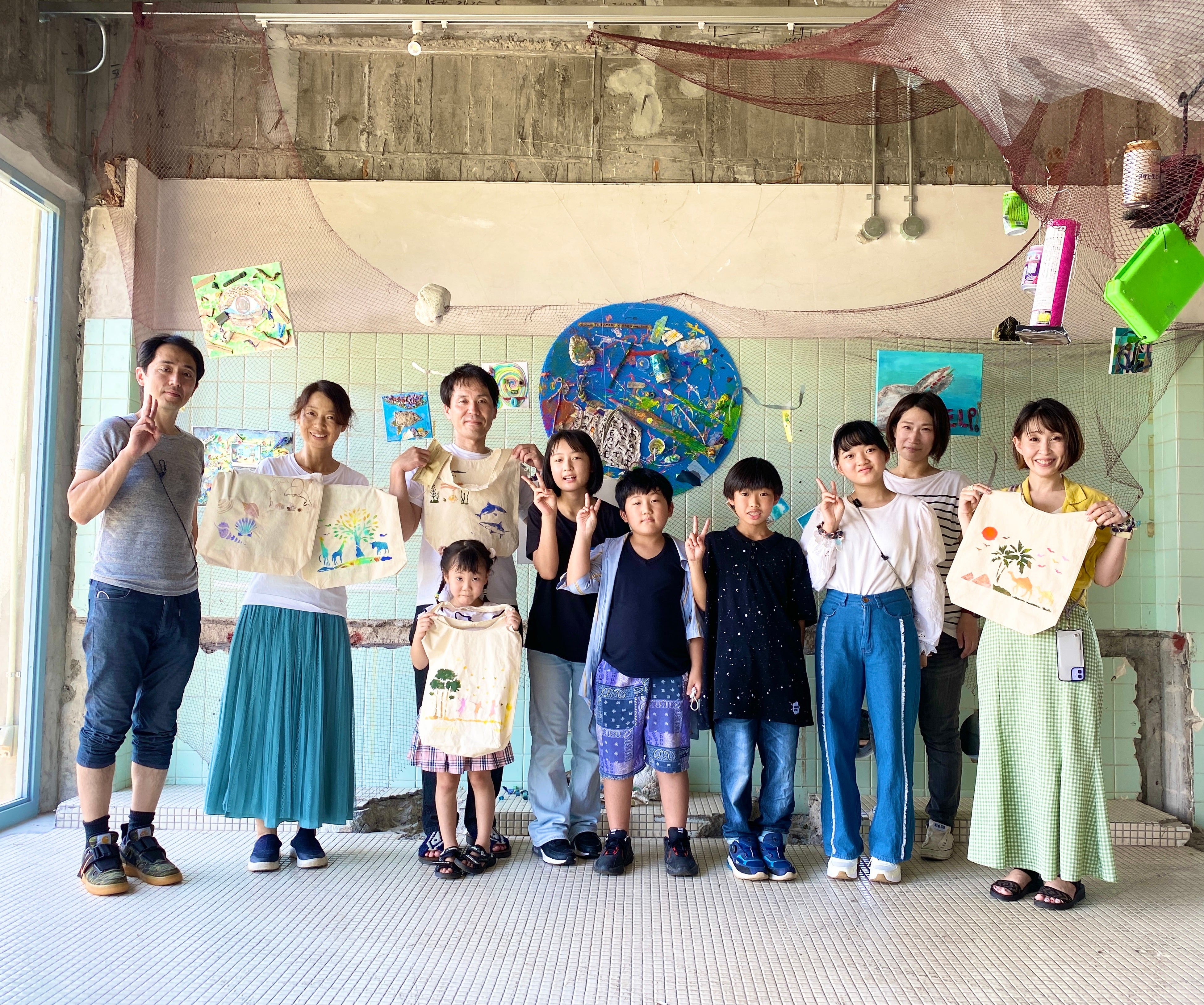 廃材アートの展示やエコバッグをつくるワークショップなどを行ってきた