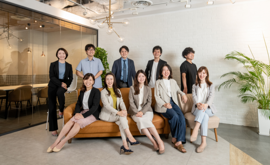 会社エントランスでの写真