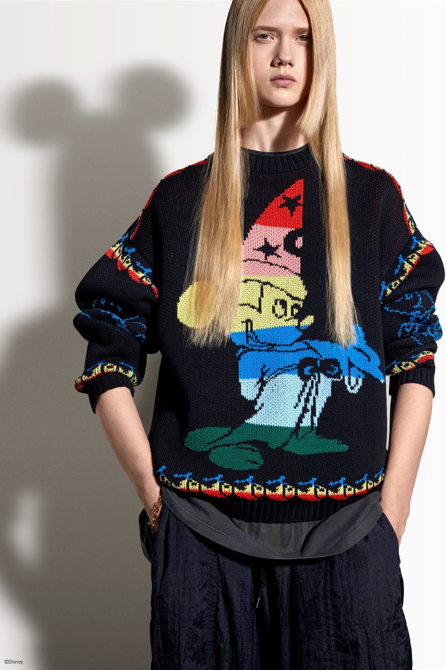 ニット 163,900円 、Tシャツ 60,500円(税込価格)