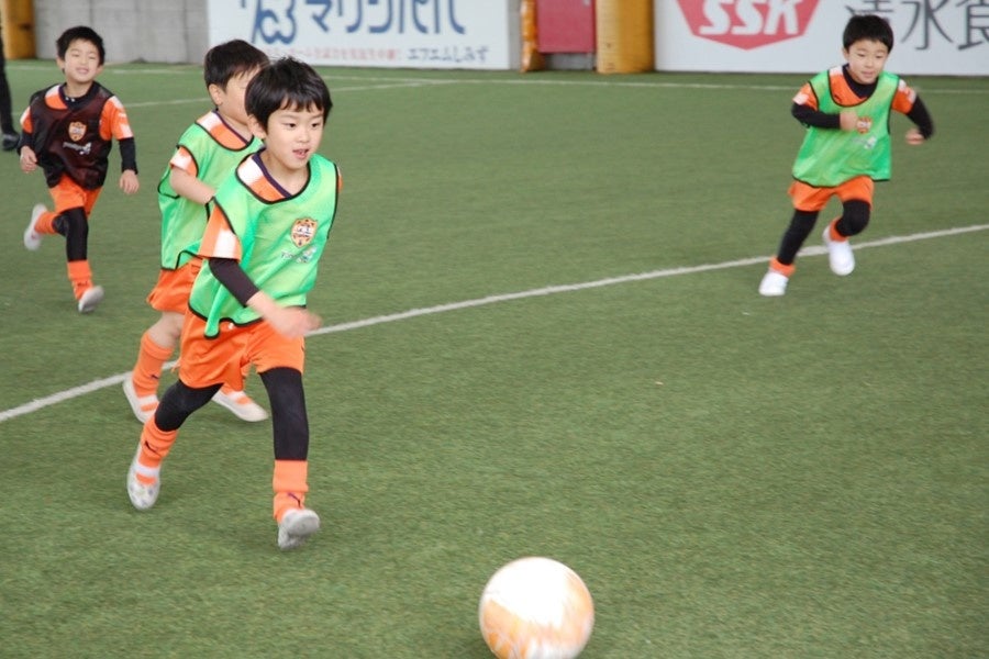 J1清水エスパルス サッカースクール清水校へ 米久 ソーセージおじさん オリジナルビブス を贈呈 伊藤ハム米久hdのプレスリリース