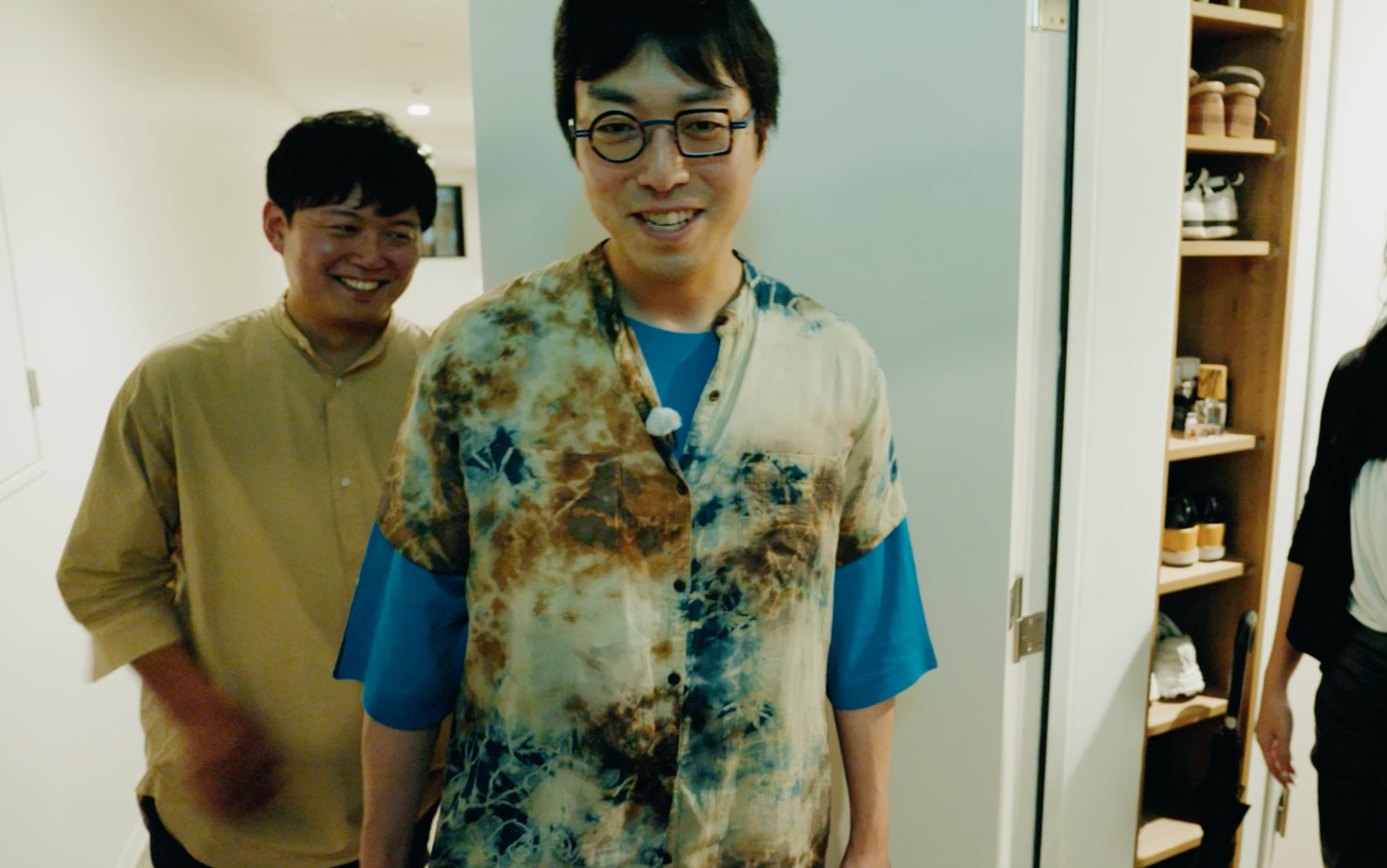 女子大生の部屋に入り落ち着かない様子の成田氏