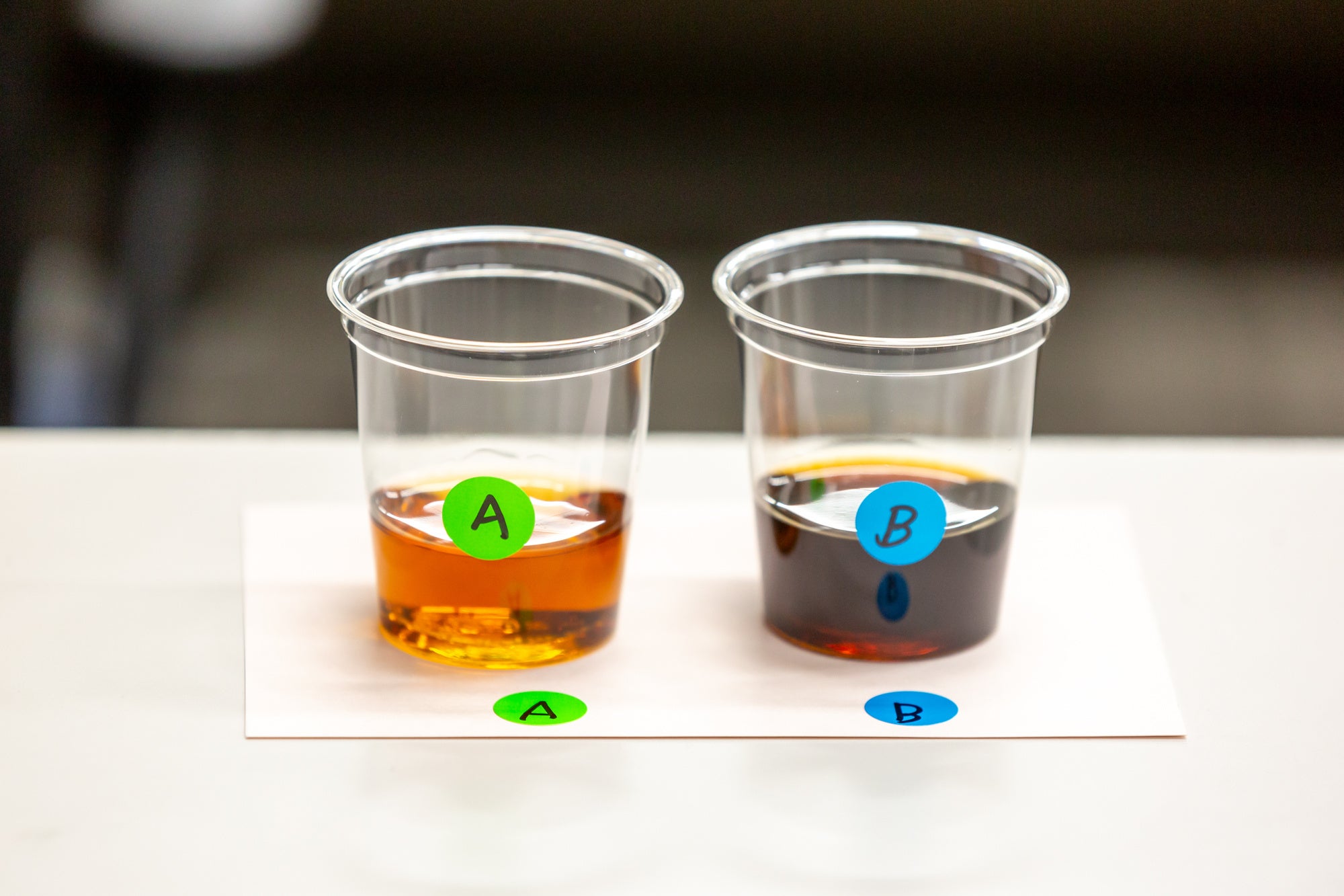 A・Bの紹興酒をそれぞれ飲み比べ。 右のBが「古越龍山 善醸仕込み」