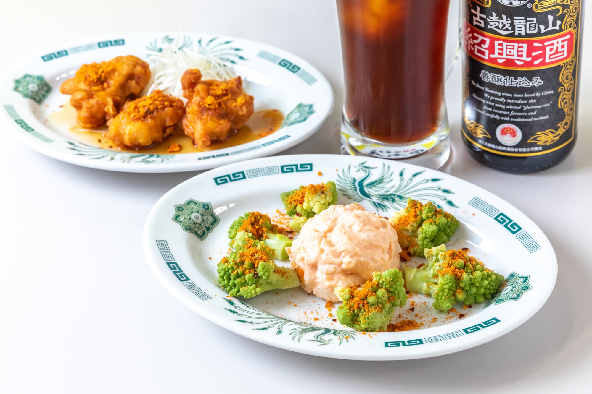 「ドラゴンハイボール®」に合うメニューとして開発された 「ロマネスコサラダ」（手前）と「ドラゴンチキン」（奥）