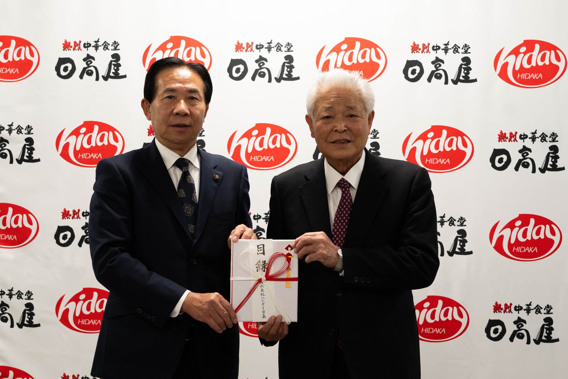 2023年12月19日 ハイデイ日高本社にて行われた感謝状贈呈式の様子  (左:日高市長 谷ケ﨑照雄氏、右:弊社代表取締役会長 神田正)