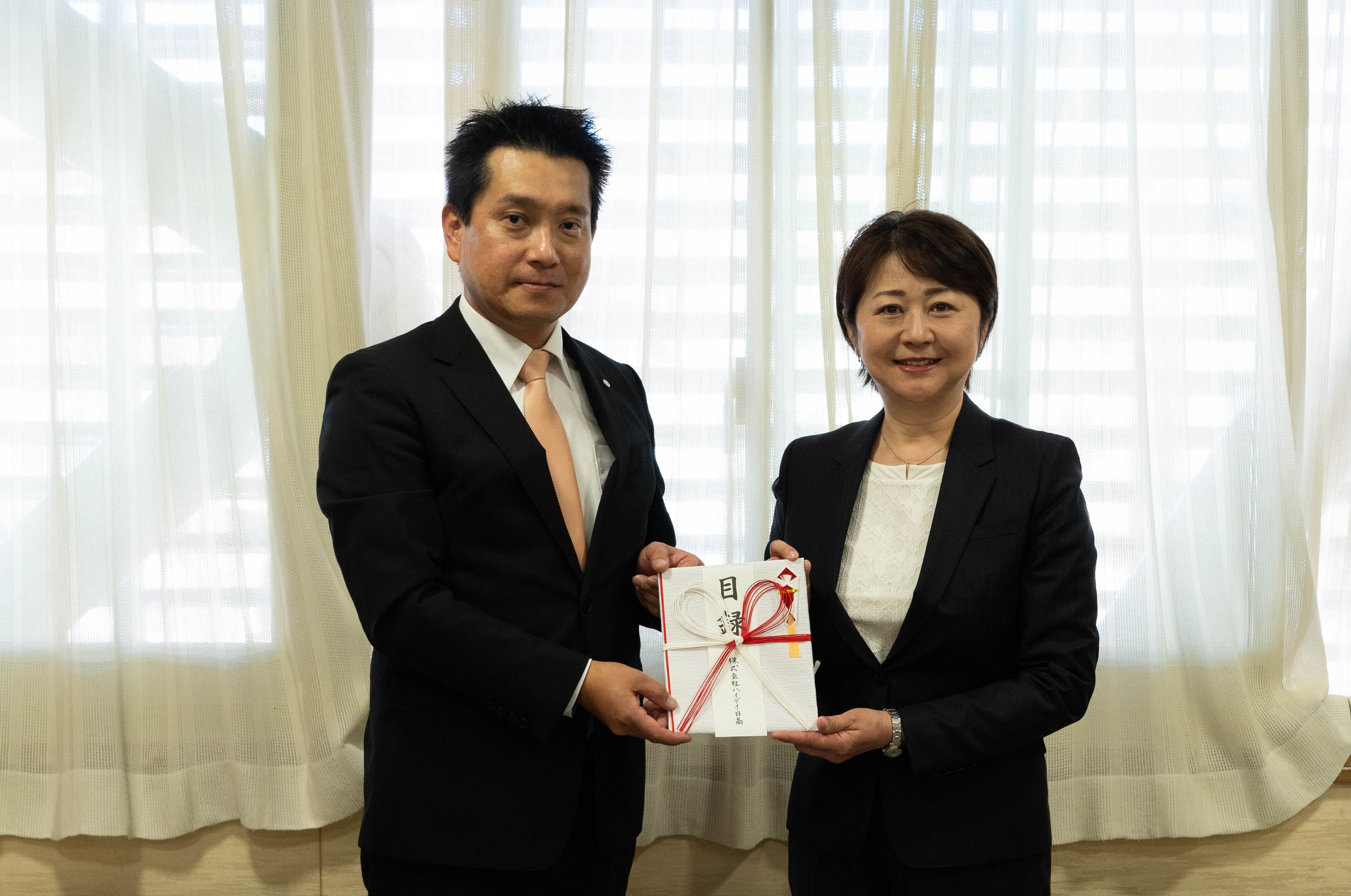 2023年12月21日　行田市役所にて行われた感謝状贈呈式の様子 （左：弊社代表取締役社長 青野敬成、右：行田市長 行田邦子氏）